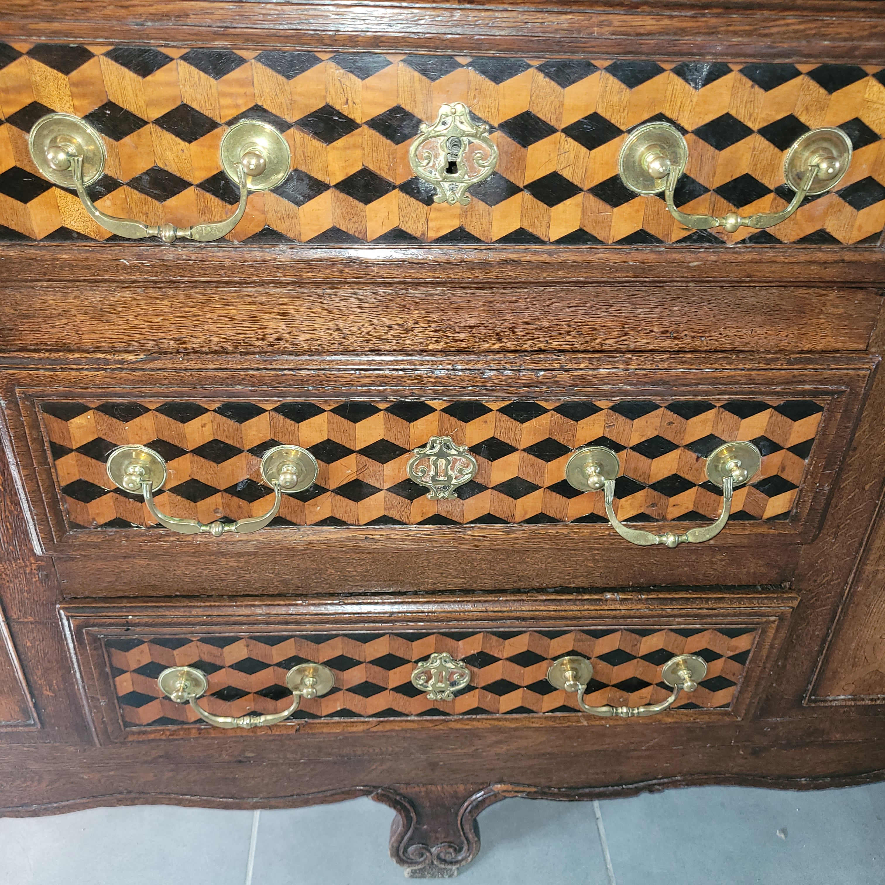 VAISSELIER AVEC MARQUETERIE