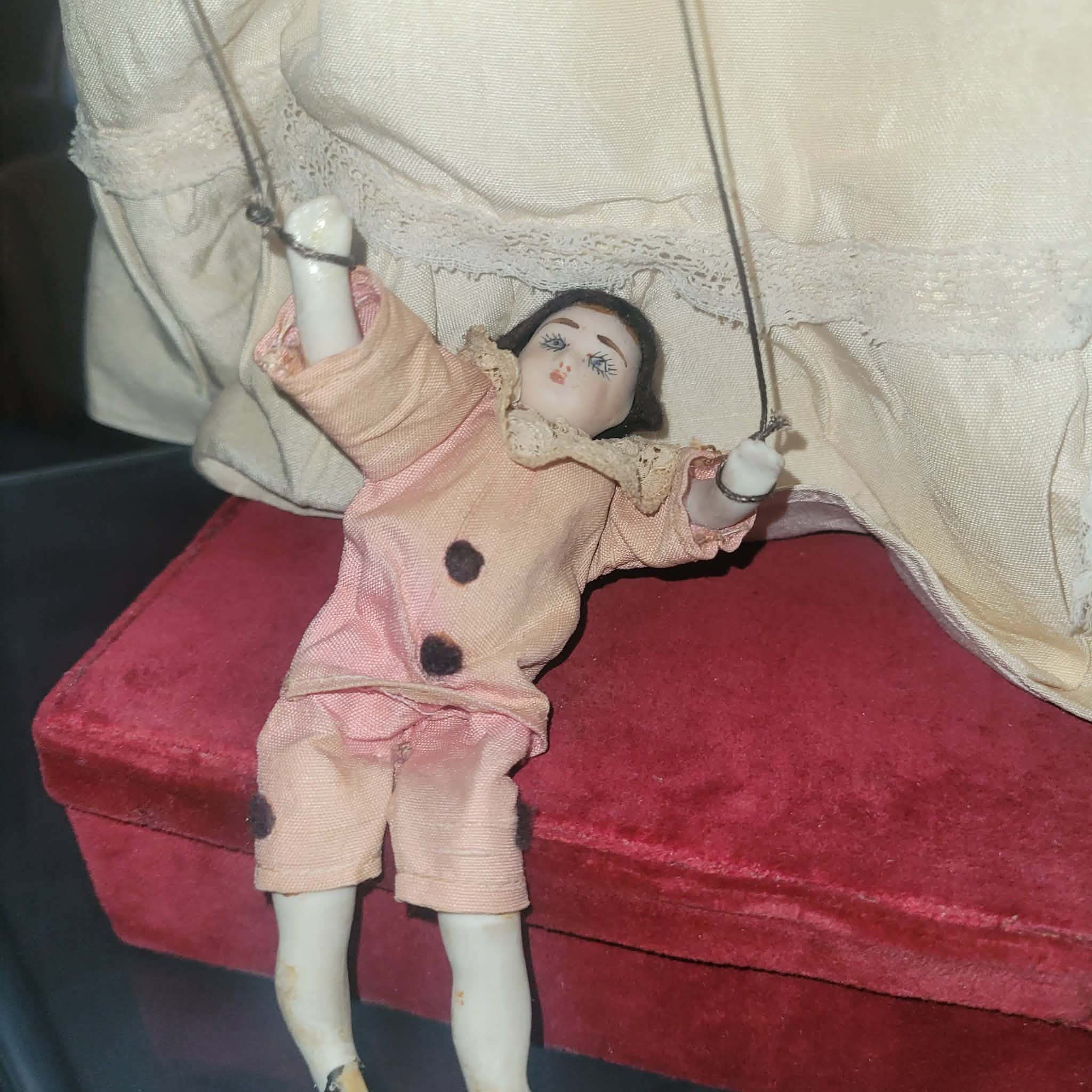 AUTOMATE JEUNE FILLE A LA MARIONNETTE