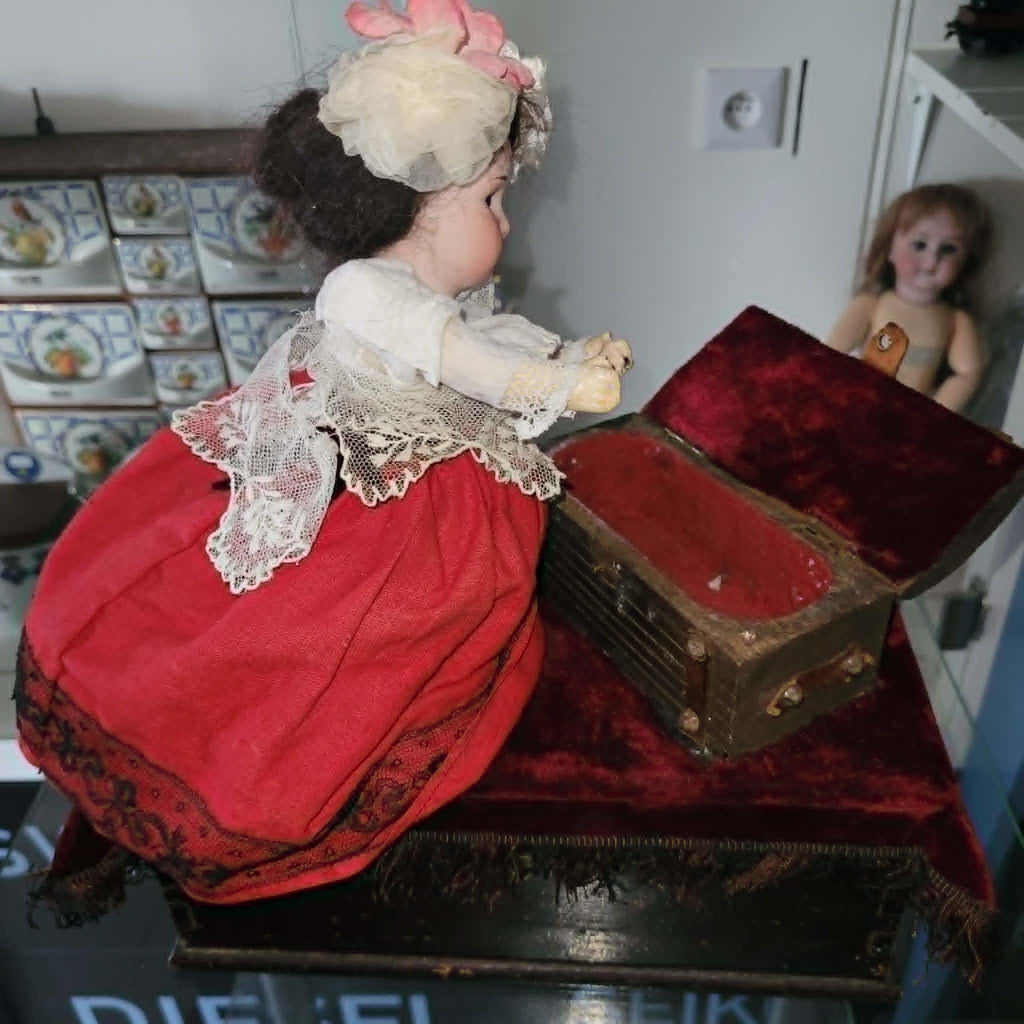 AUTOMATE PETITE FILLE AU COFFRE