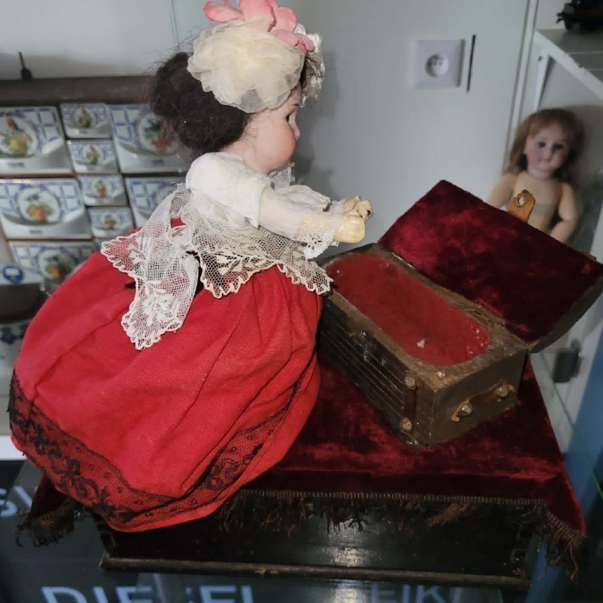 AUTOMATE PETITE FILLE AU COFFRE