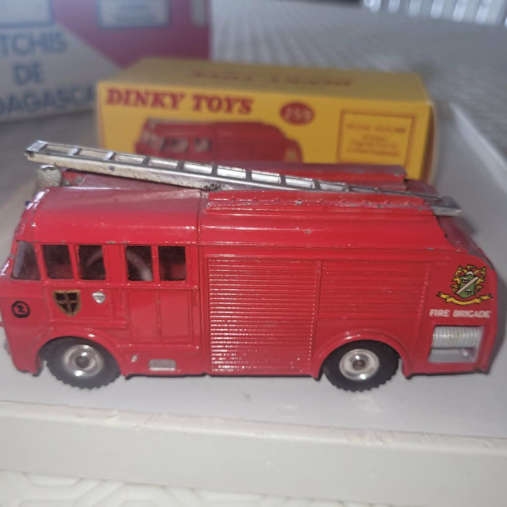 DINKY TOYS FIRE ENGINE