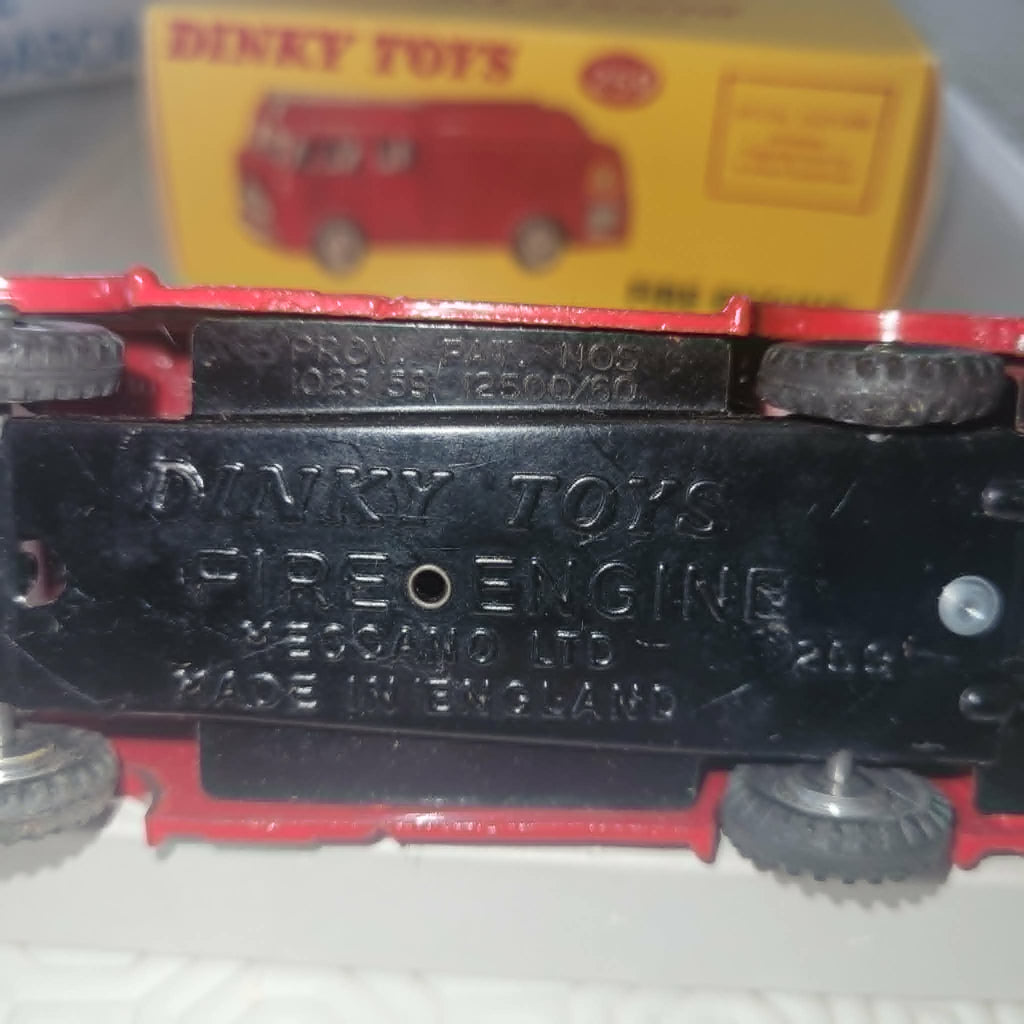 DINKY TOYS FIRE ENGINE