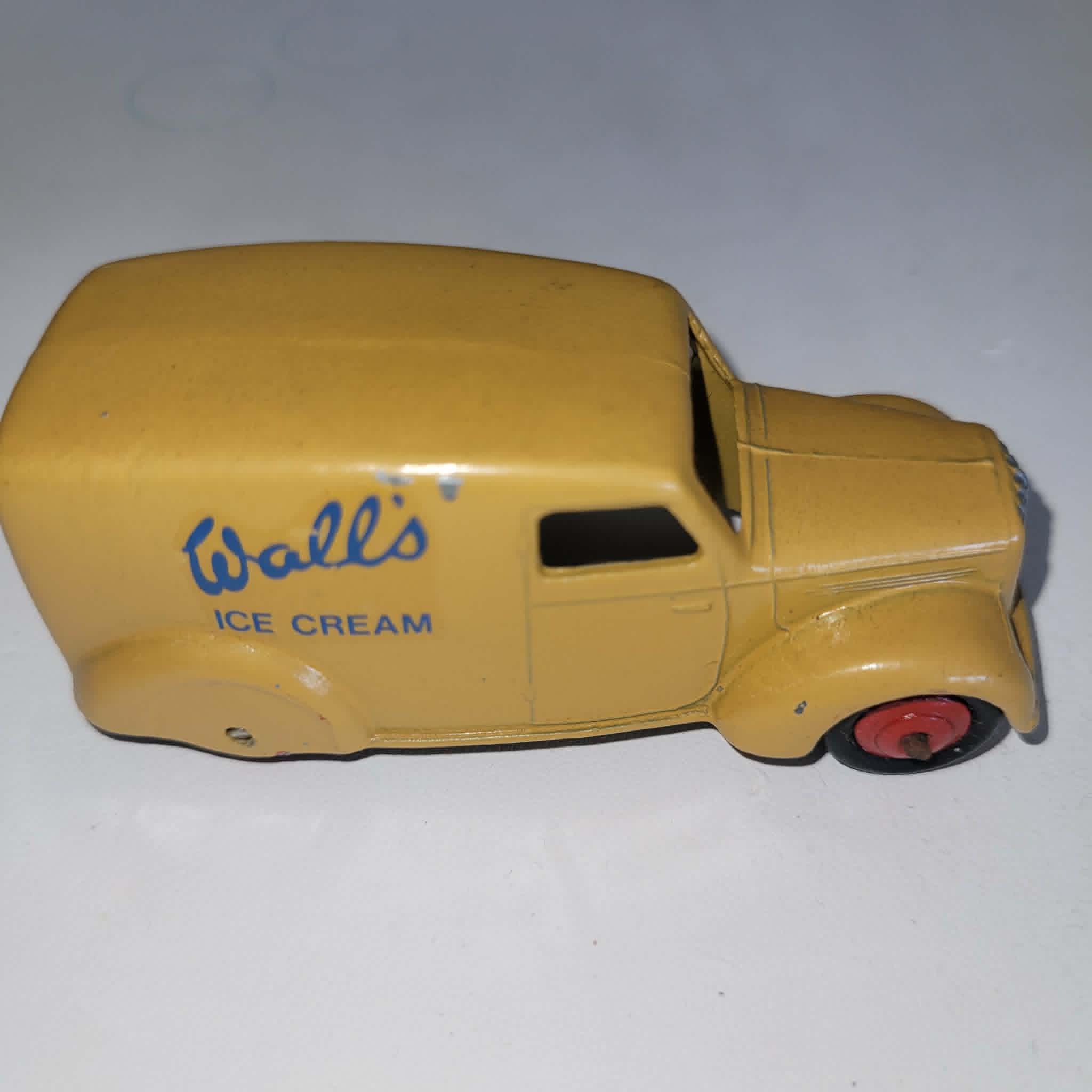 DINKY TOYS TROJAN