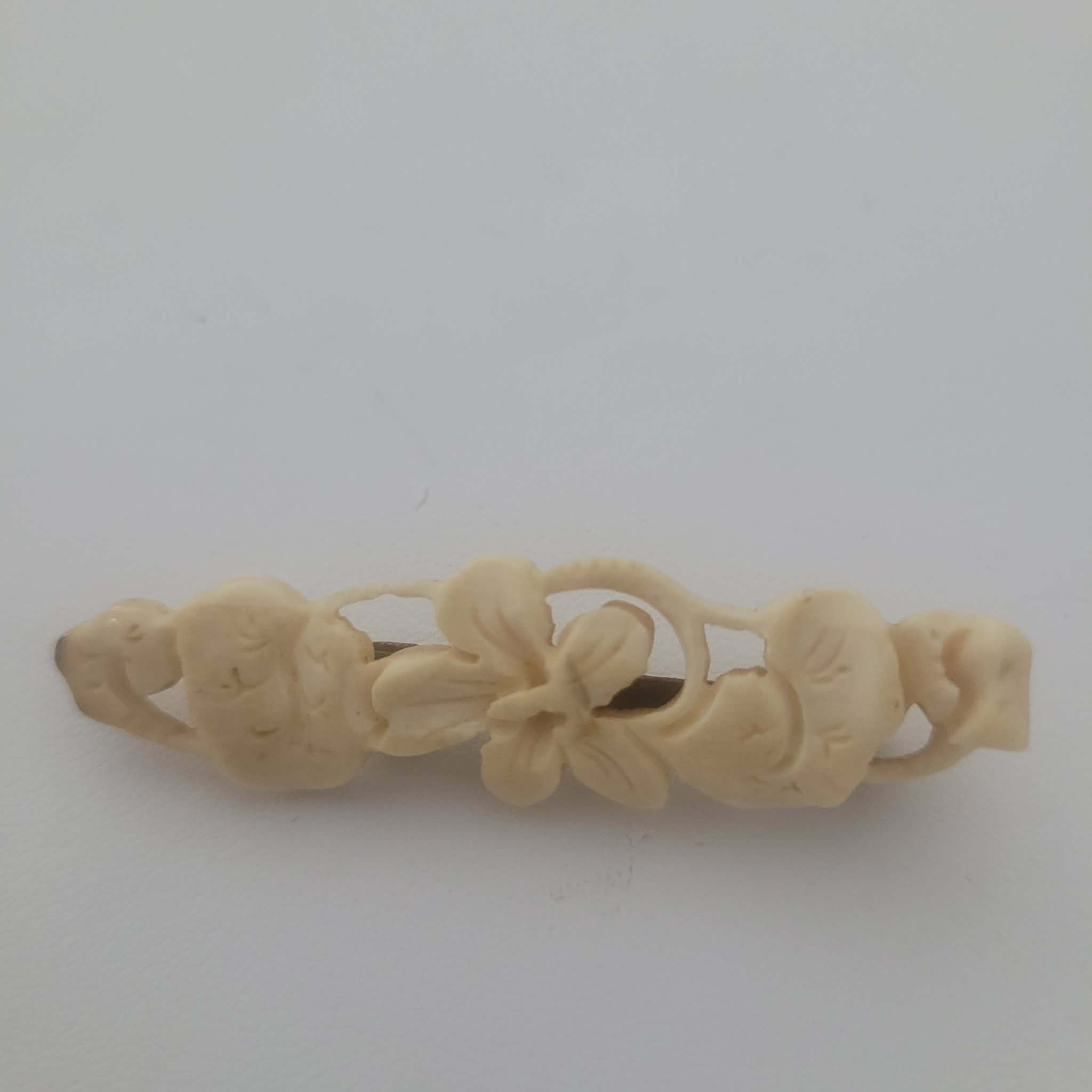 BROCHE EN IVOIRE