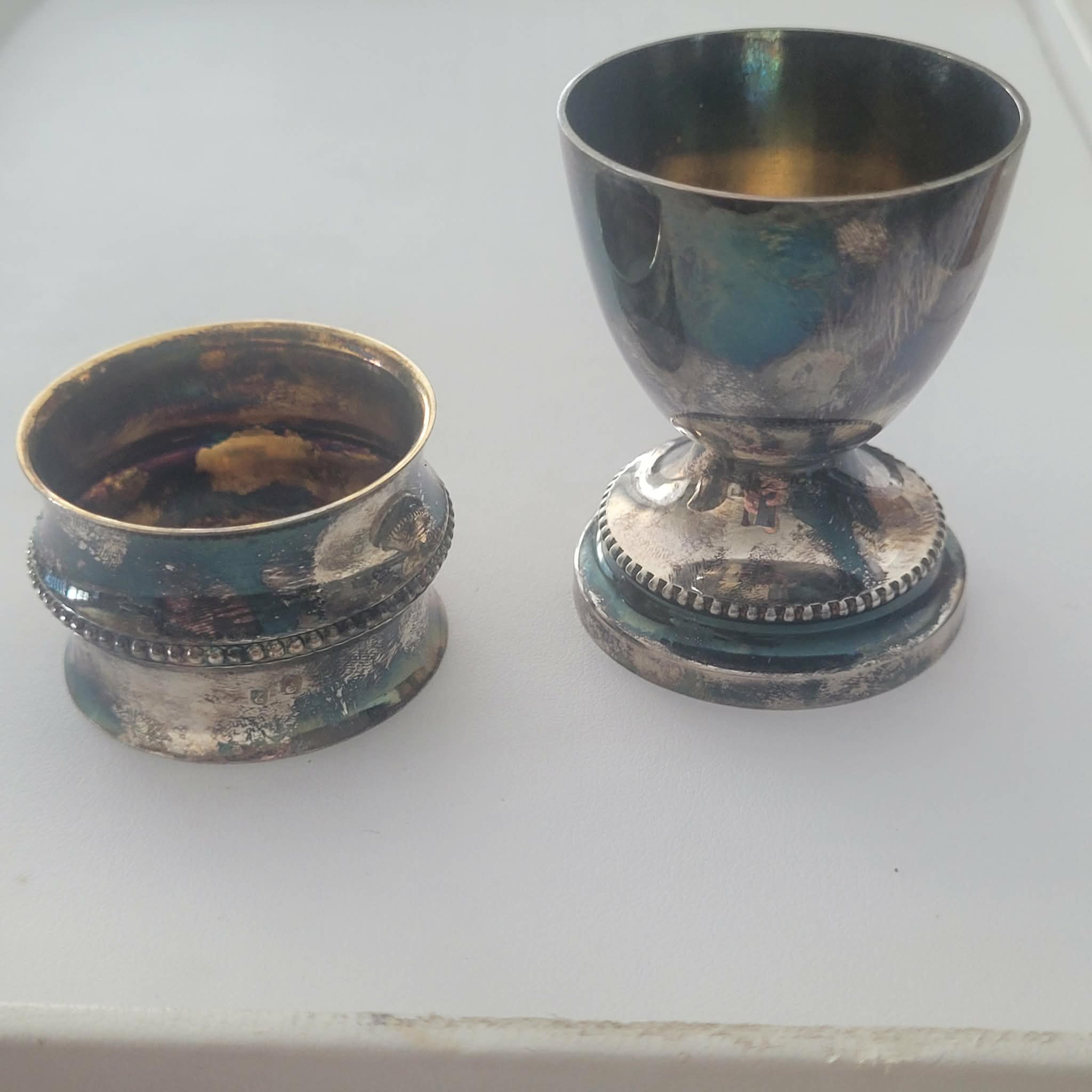 COQUETIER ET RON DE SERVIETTE EN ARGENT