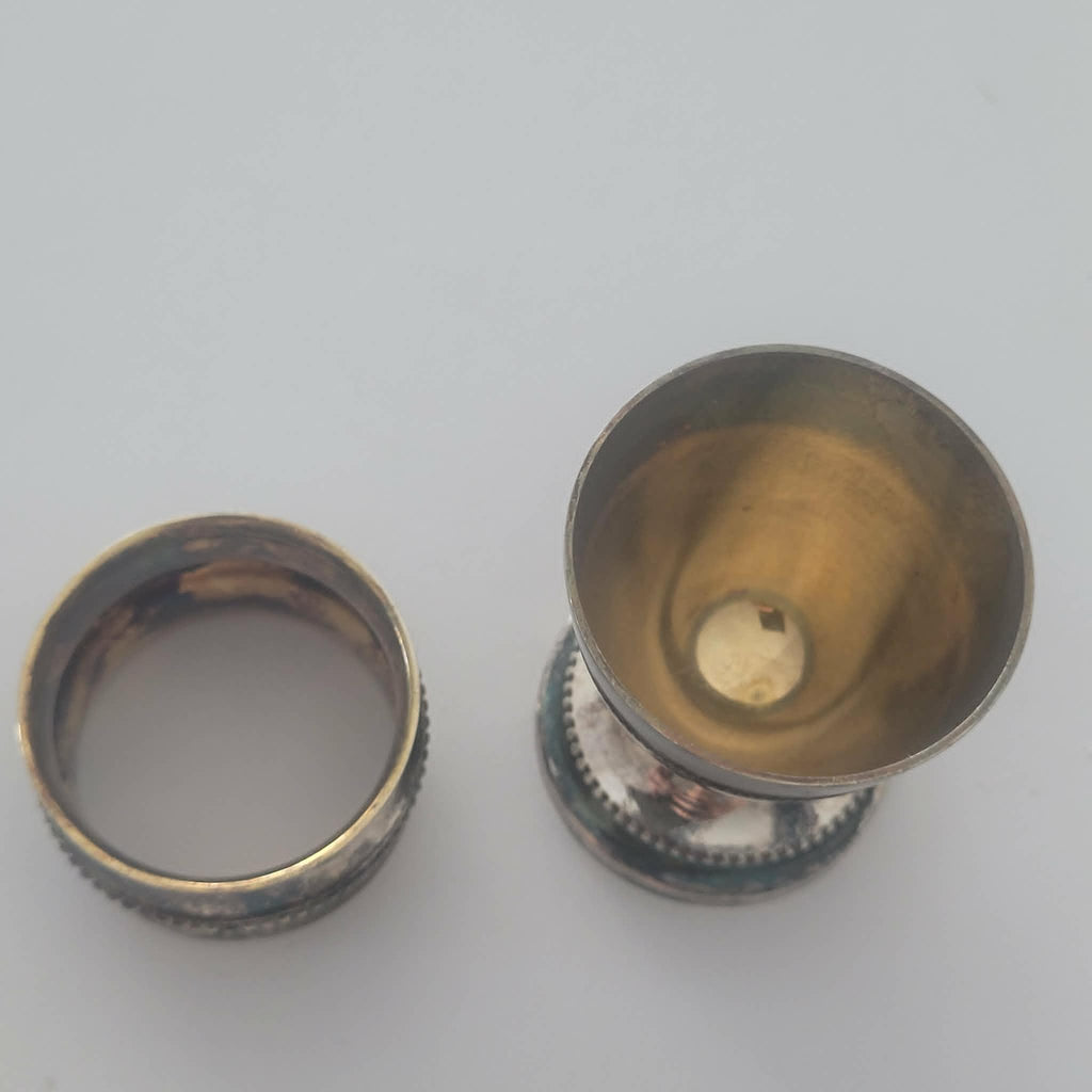COQUETIER ET RON DE SERVIETTE EN ARGENT