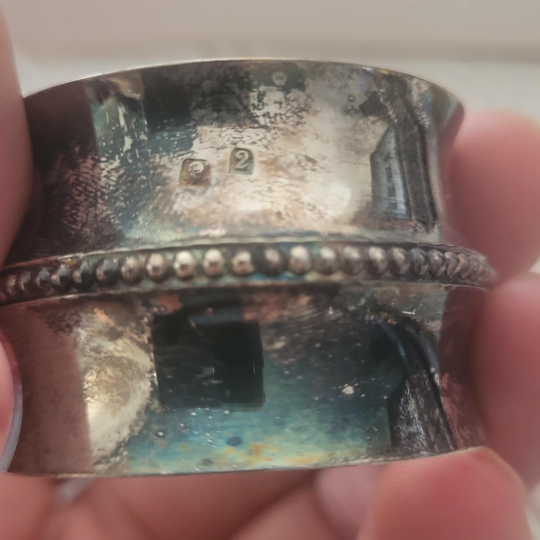 COQUETIER ET RON DE SERVIETTE EN ARGENT