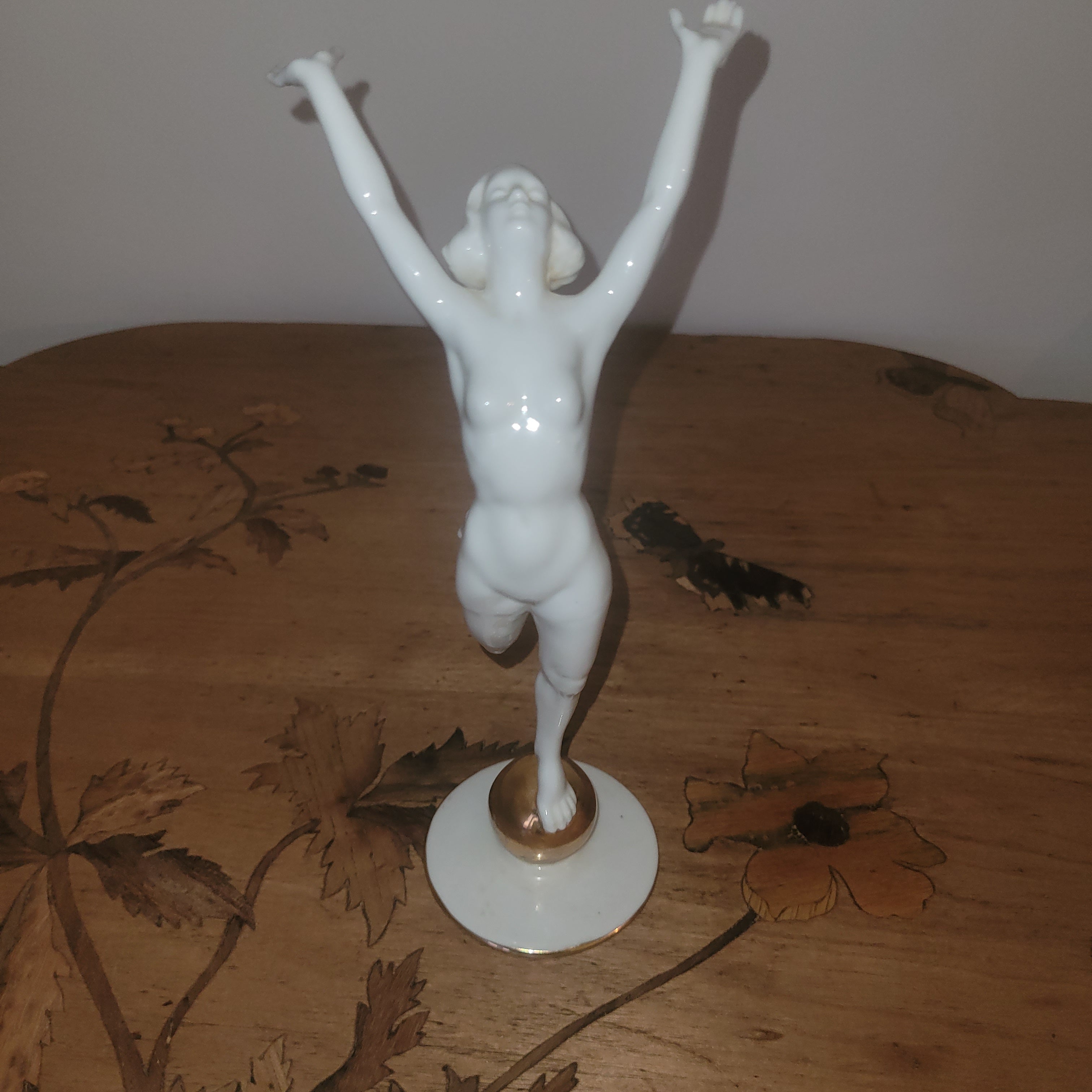 STATUETTE EN PORCELAINE