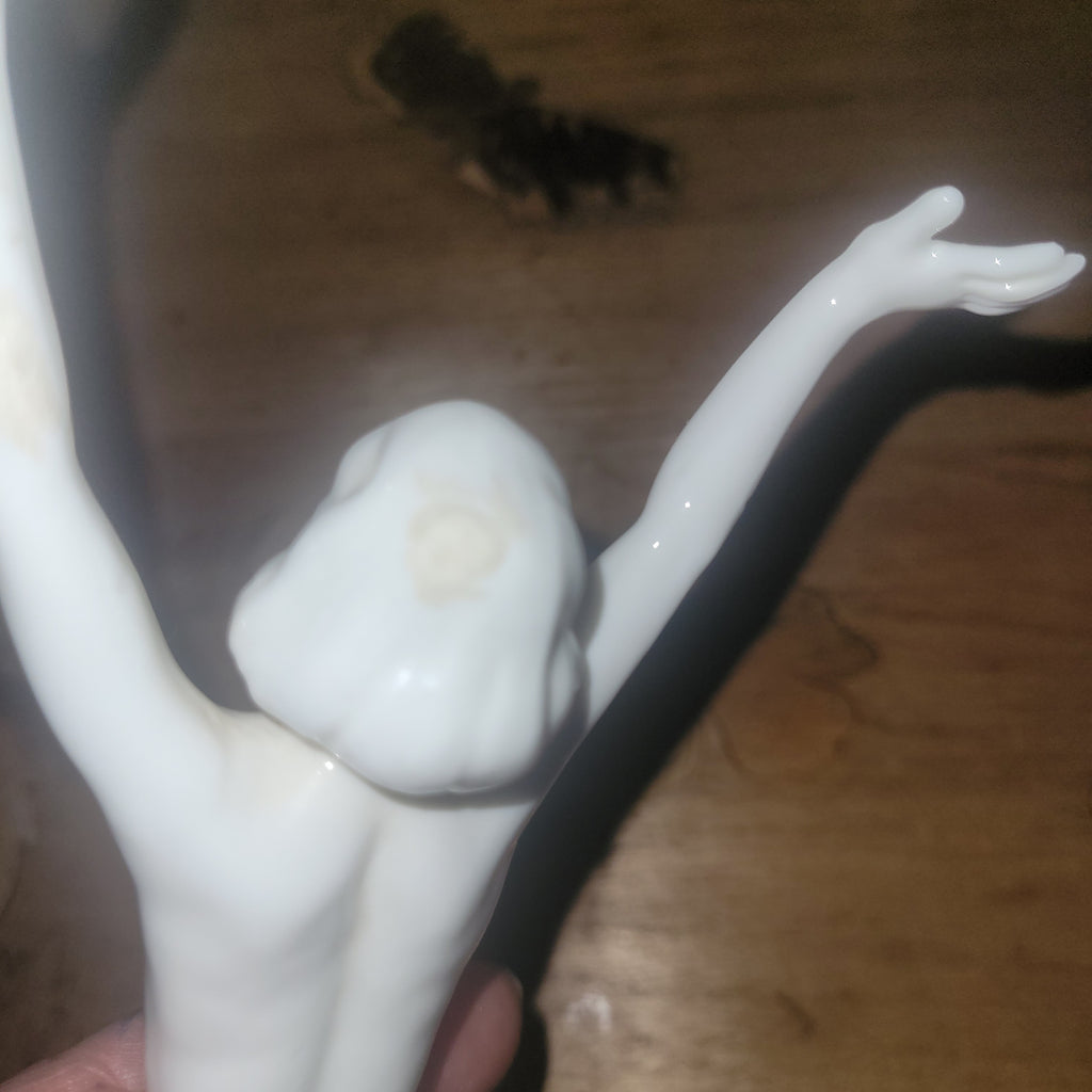 STATUETTE EN PORCELAINE