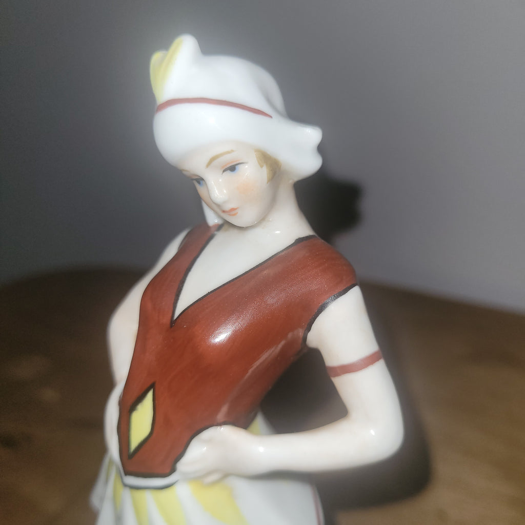 STATUETTE EN PORCELAINE