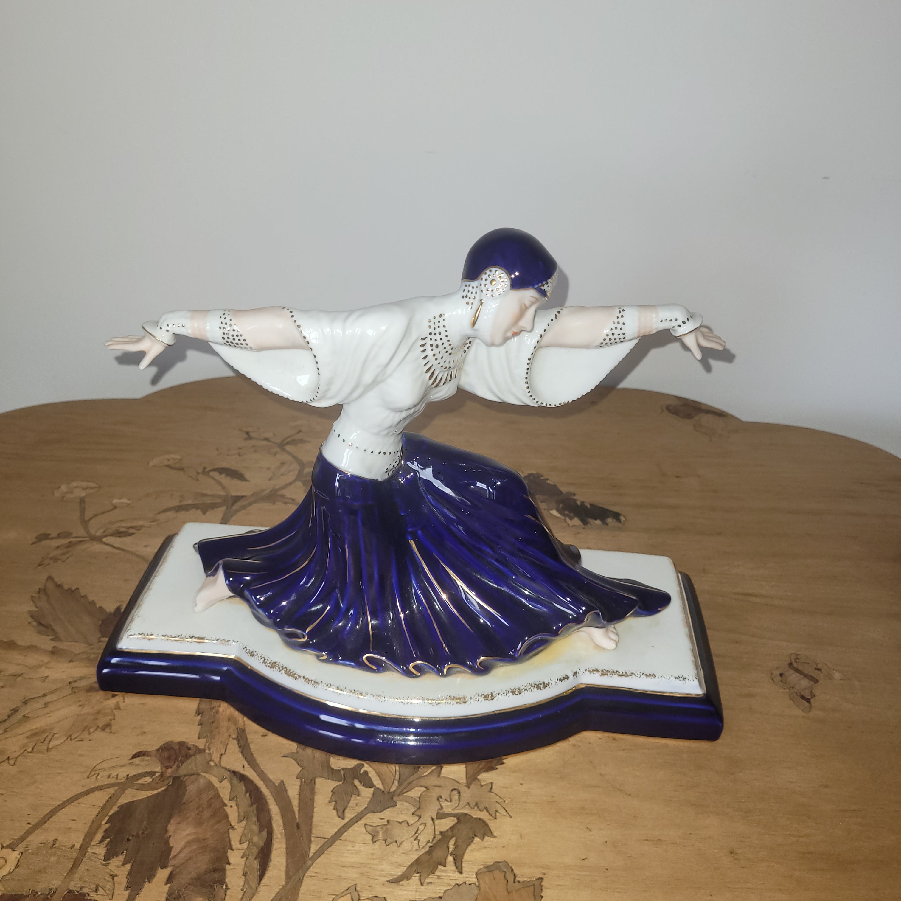 STATUE EN PORCELAINE
