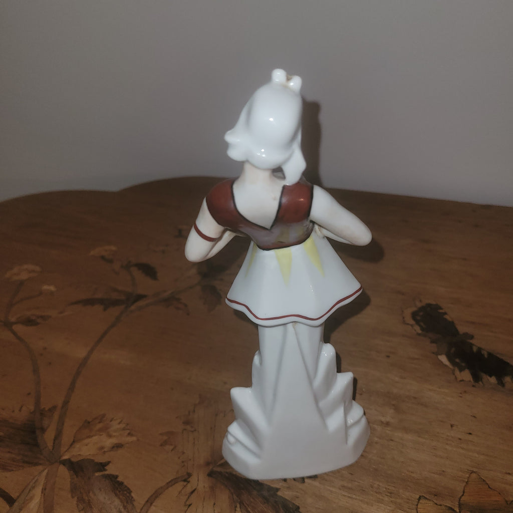 STATUETTE EN PORCELAINE