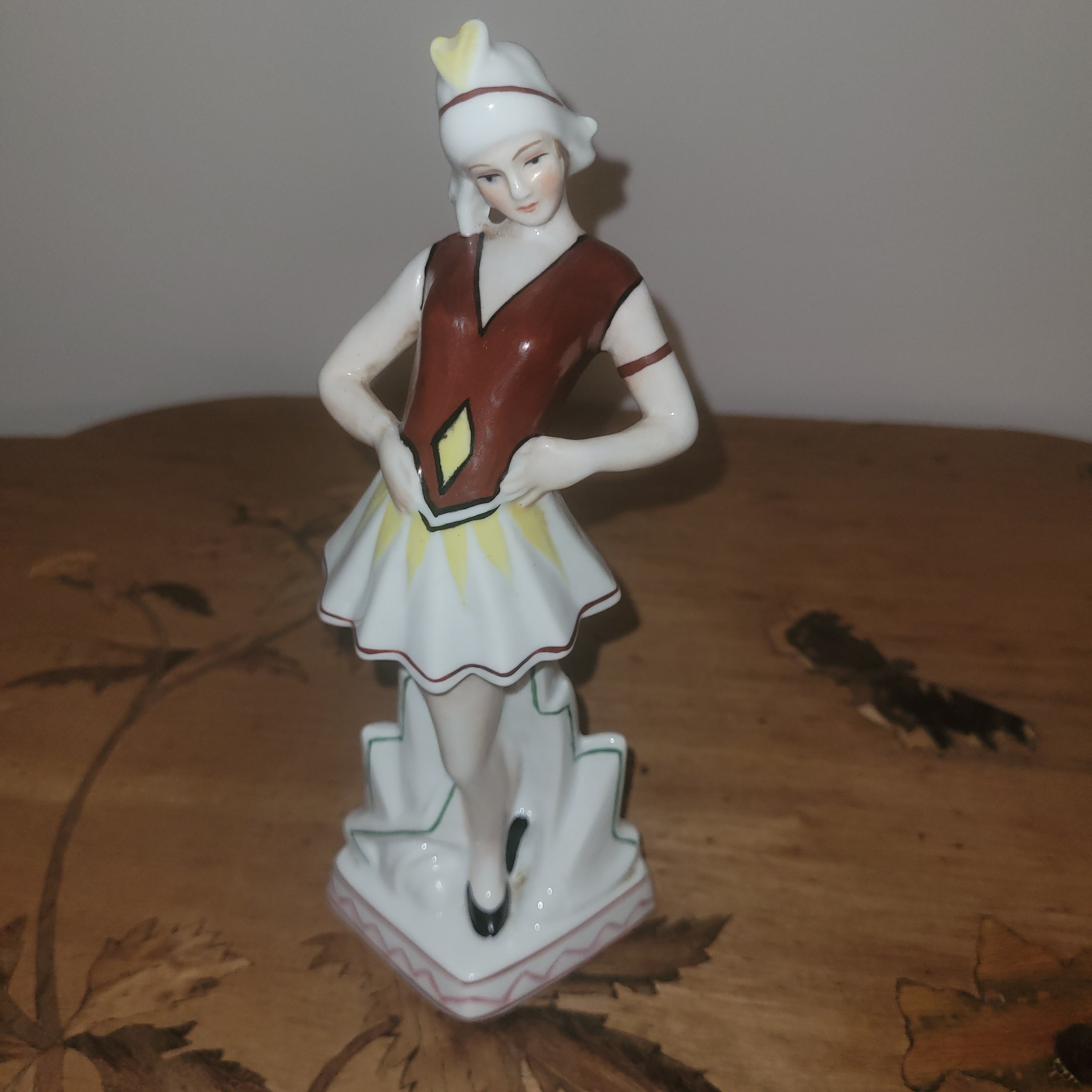 STATUETTE EN PORCELAINE