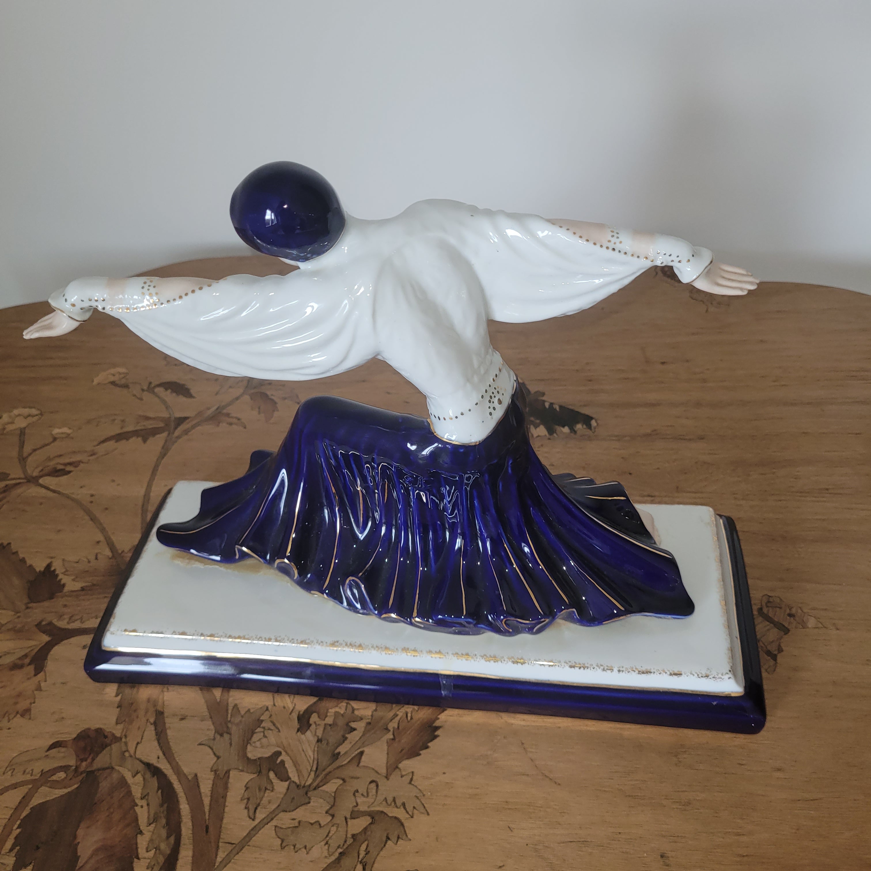STATUE EN PORCELAINE