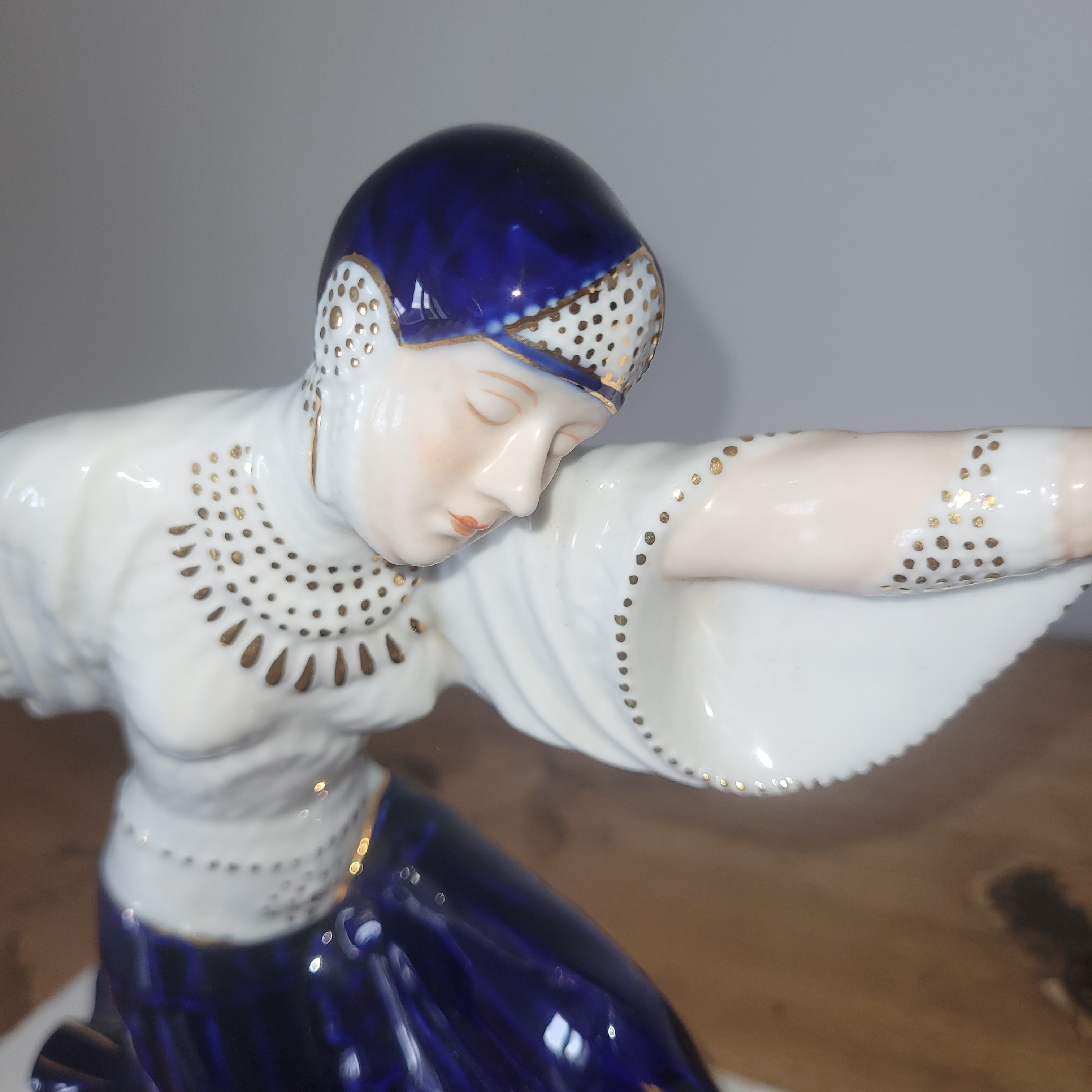 STATUE EN PORCELAINE