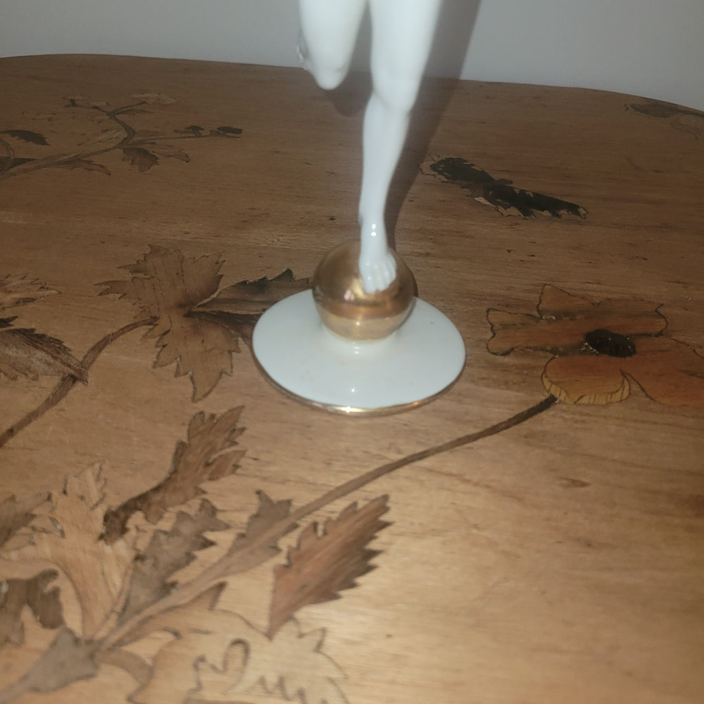 STATUETTE EN PORCELAINE