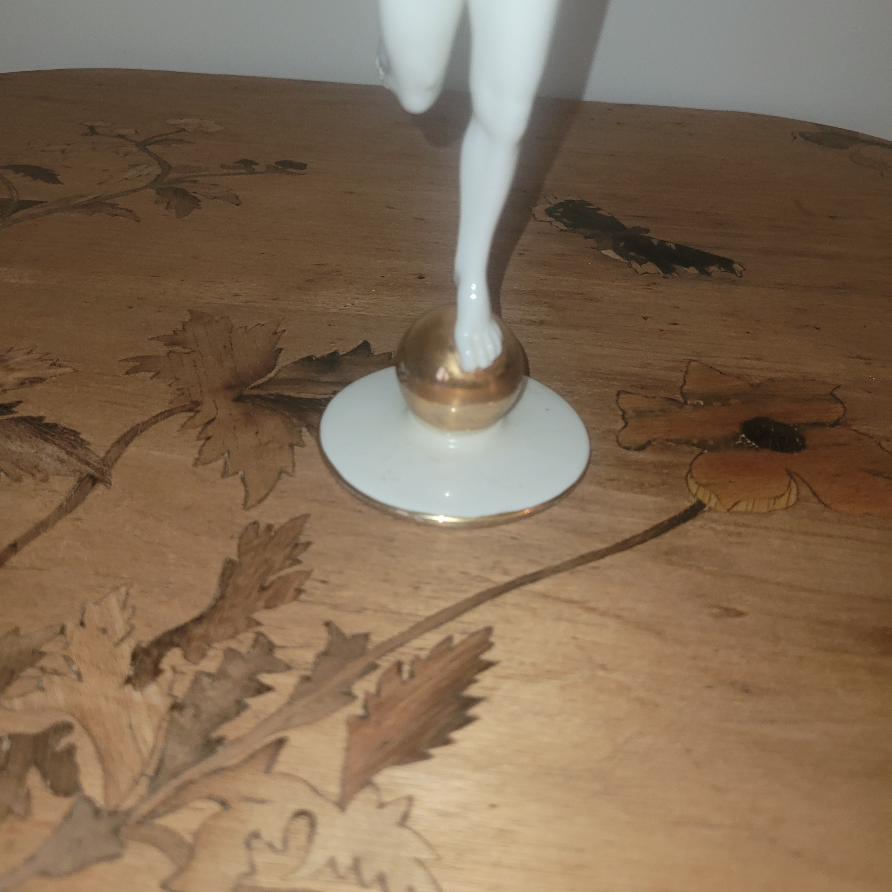 STATUETTE EN PORCELAINE