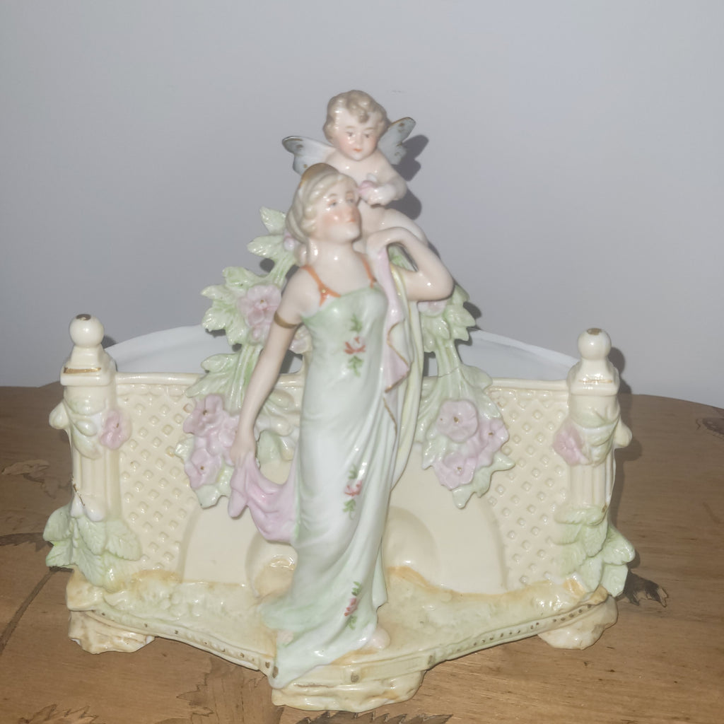 SCULPTURE EN BISCUIT