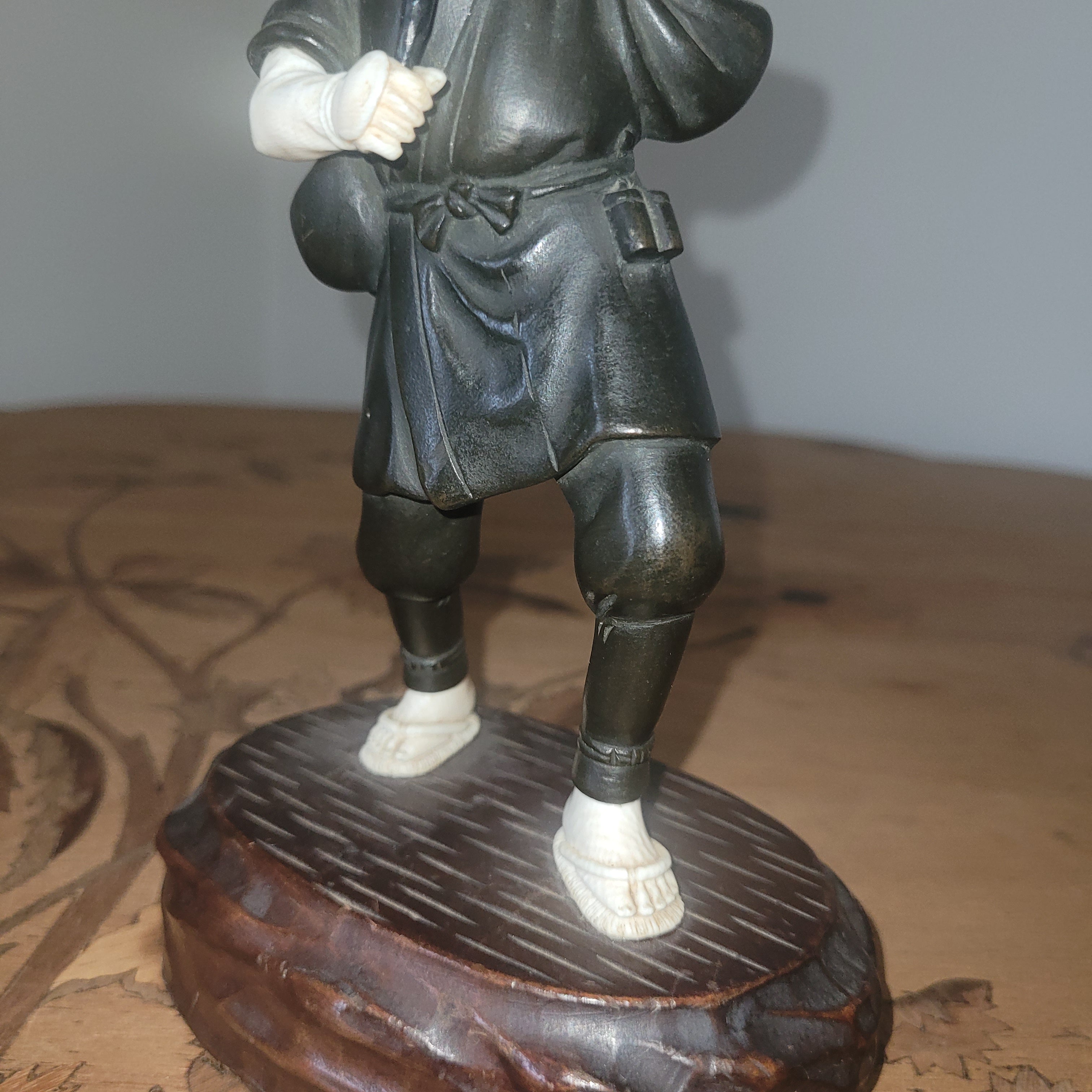 OKIMONO EN BRONZE ET IVOIRE